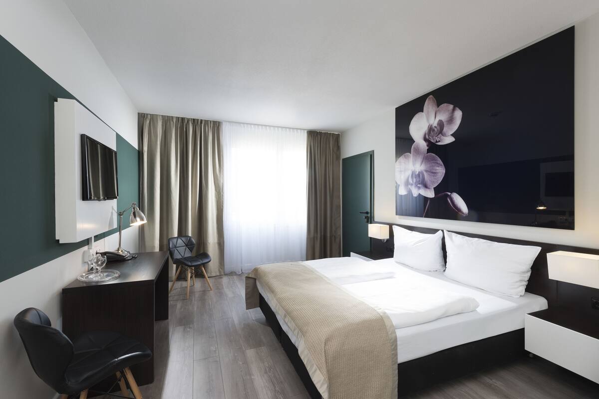 Escritorio, cortinas blackout y tabla de planchar con plancha