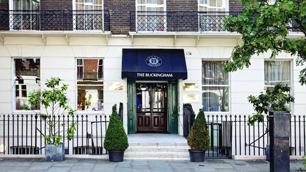 A hotel entrance with a black awning displaying the name "The Buckingham". - Grange Buckingham (London)