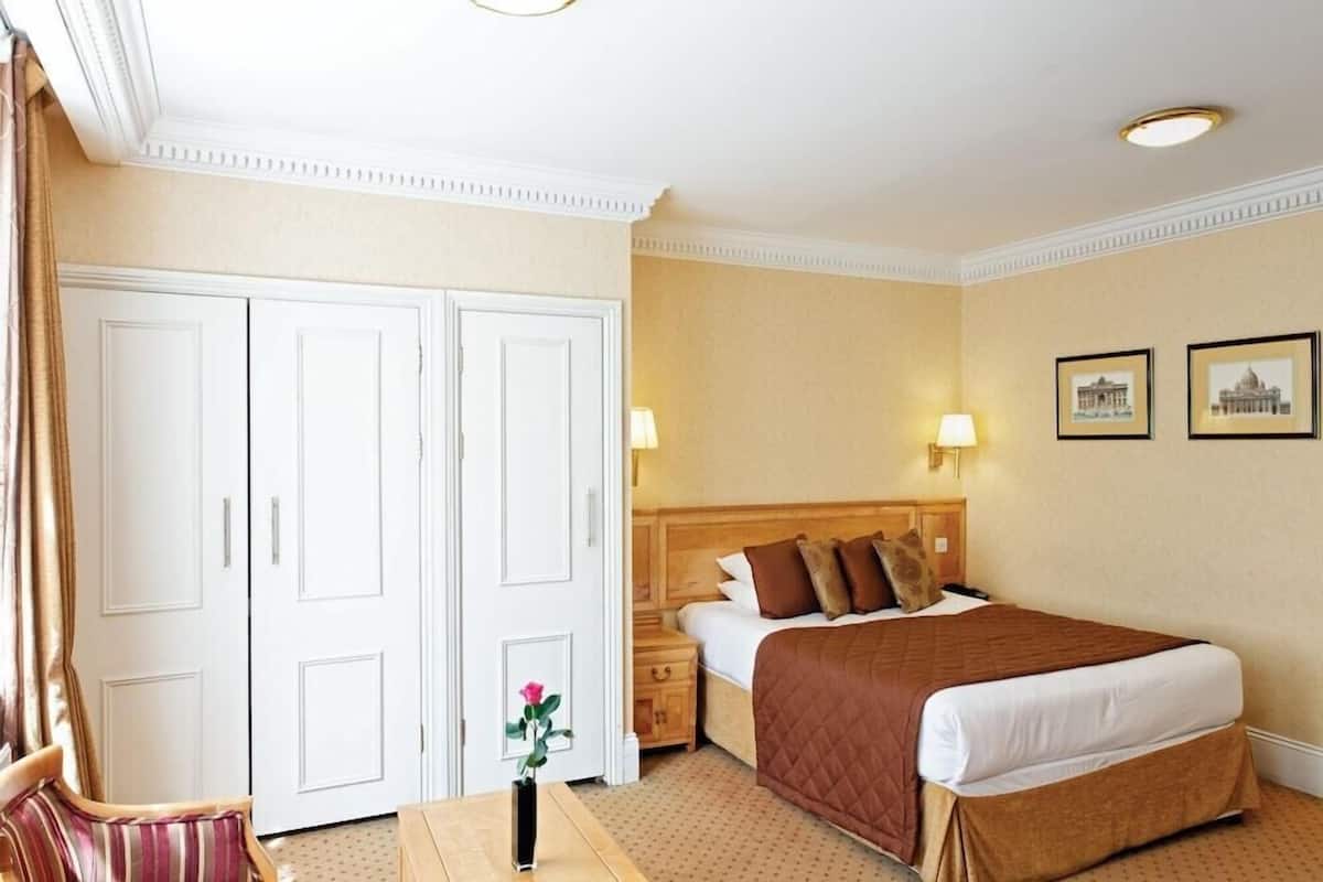 Premium bedding, in-room safe, desk, blackout drapes