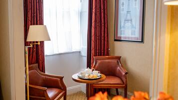 Ropa de cama de alta calidad y caja de seguridad en la habitación