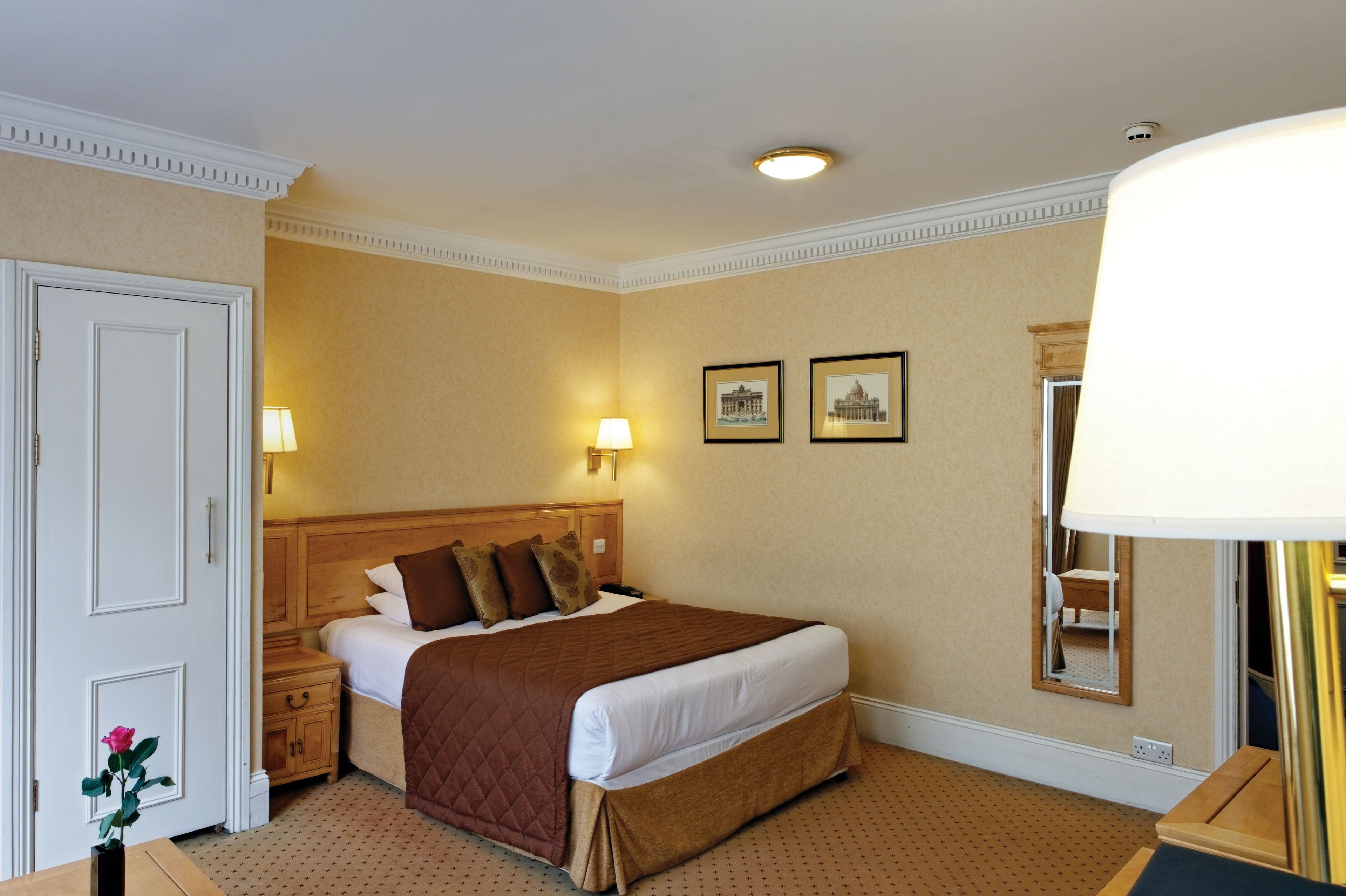 deluxe studio with kitchenette | 1 bedroom, premium bedding, in-room safe, desk