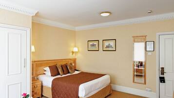 Deluxe Studio with Kitchenette | Área de sala de estar | Televisión