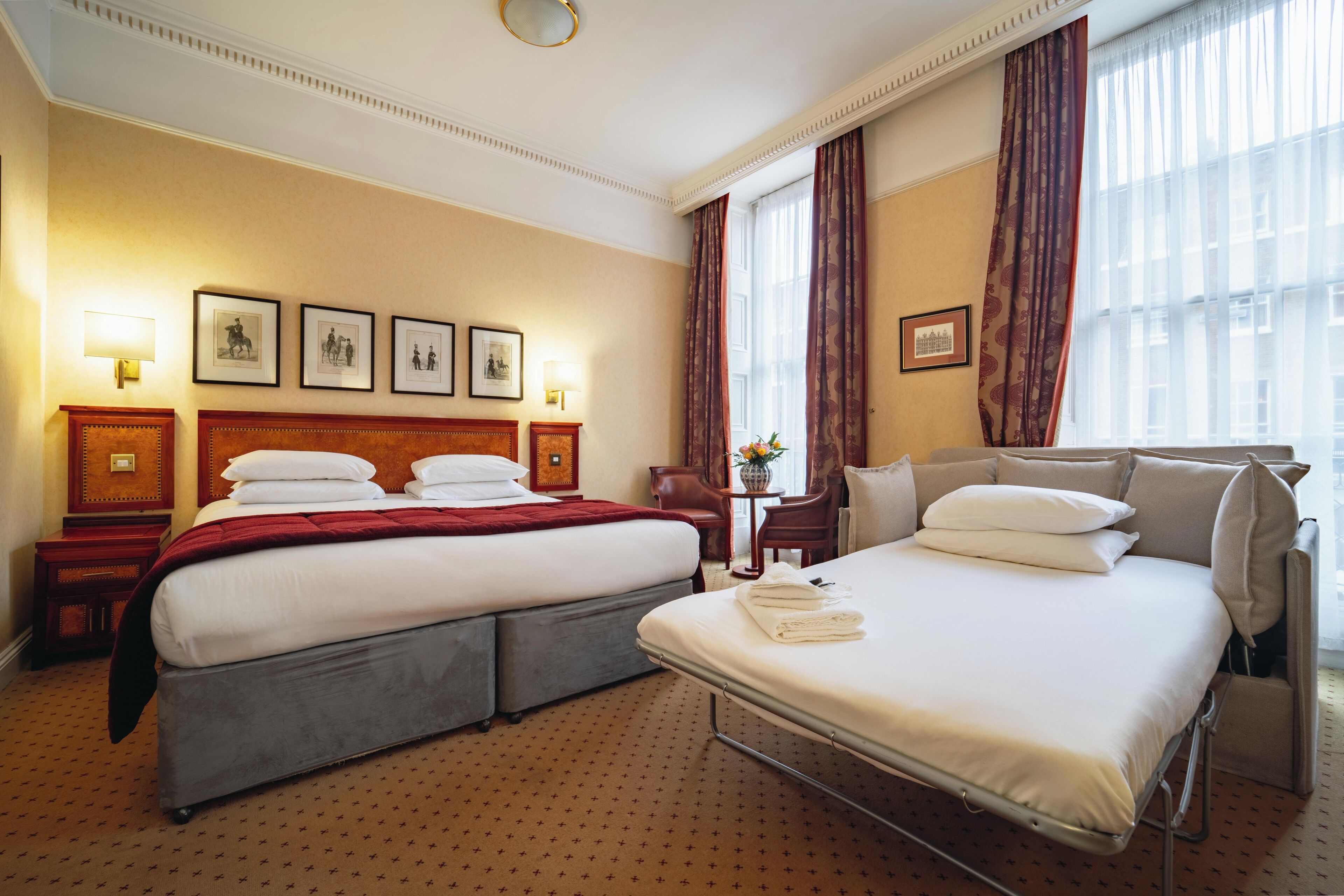 Driepersoonskamer | Luxe beddengoed, een bureau, verduisterende gordijnen