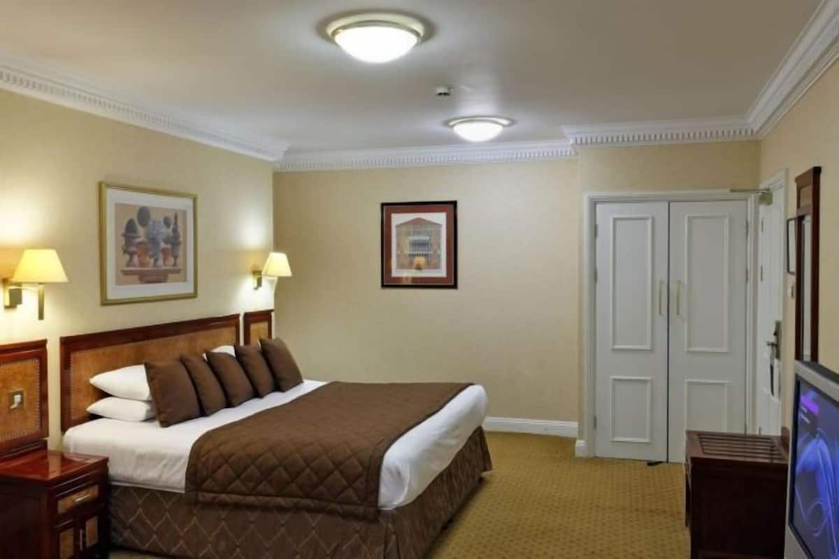 Luxe beddengoed, een bureau, verduisterende gordijnen