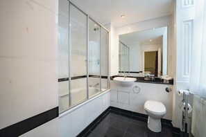 Designertoiletartikler, hårtørrer, håndklæder