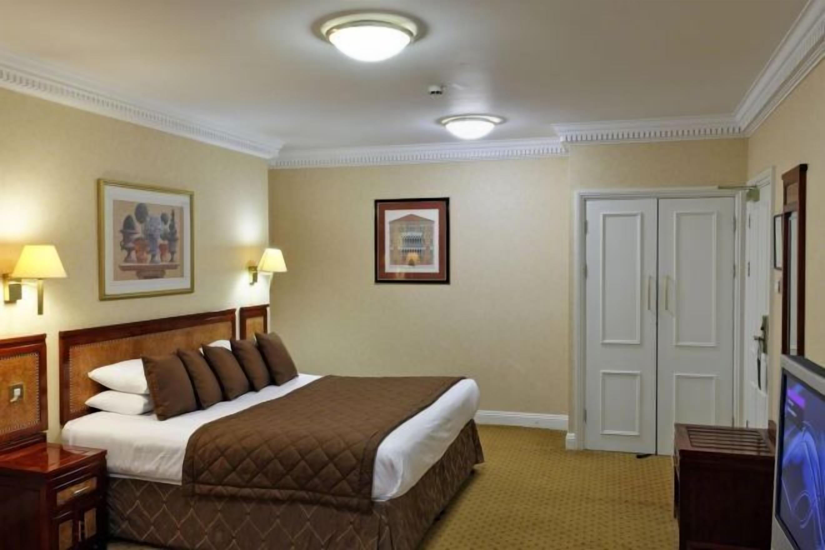 Luxe beddengoed, een bureau, verduisterende gordijnen