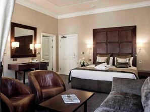 Luxe beddengoed, een bureau, verduisterende gordijnen