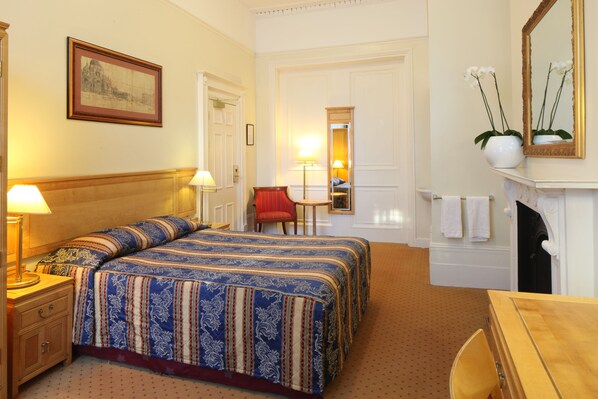 Literie de qualité, bureau, rideaux d’obscurcissement