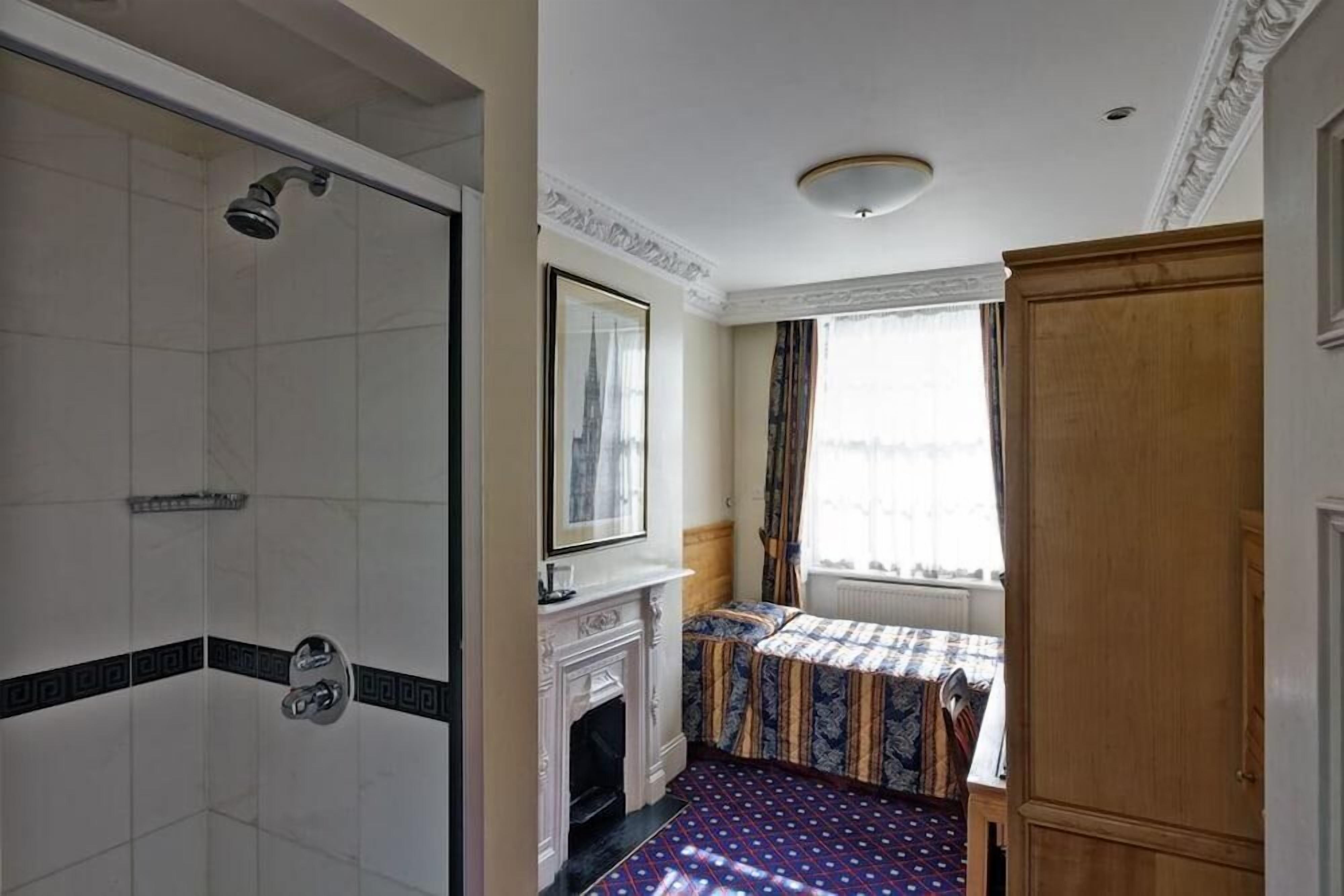 تجهيزات دش، مستلزمات مجانية للعناية الشخصية، مناشف