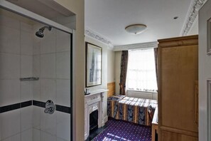 Dusche, kostenlose Toilettenartikel, Handtücher