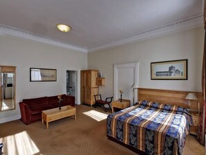 Luxe beddengoed, een bureau, verduisterende gordijnen