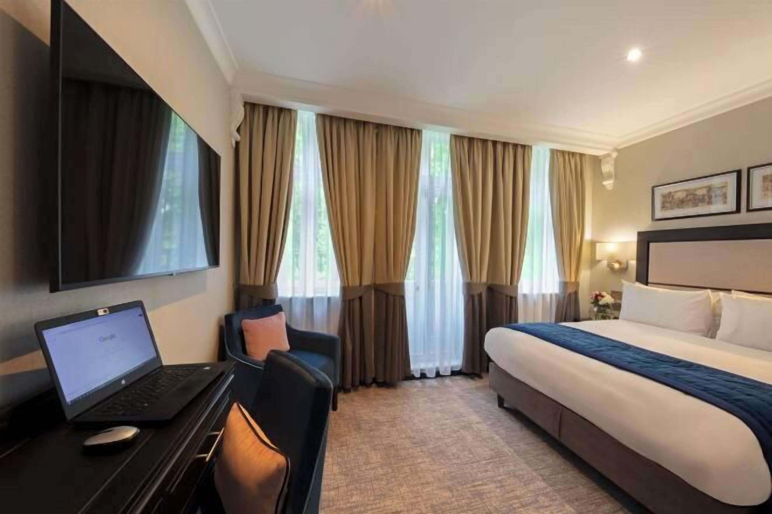 Hypoallergeen beddengoed, een kluis op de kamer, een bureau