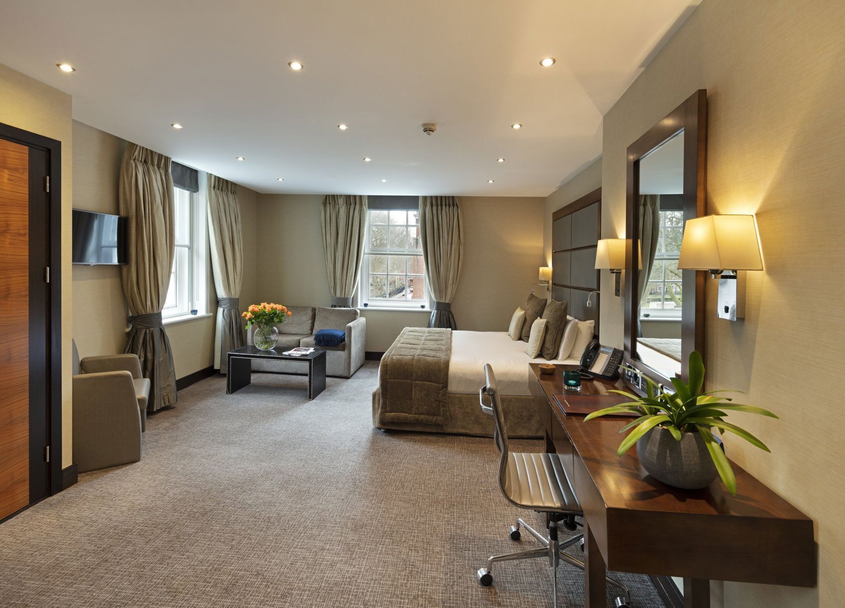 Hypo-allergenic bedding, in-room safe, desk, blackout curtains