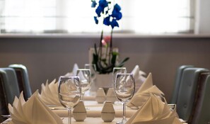 Breakfast, lunch and dinner served - Wellington Hotel by Blue Orchid (London)