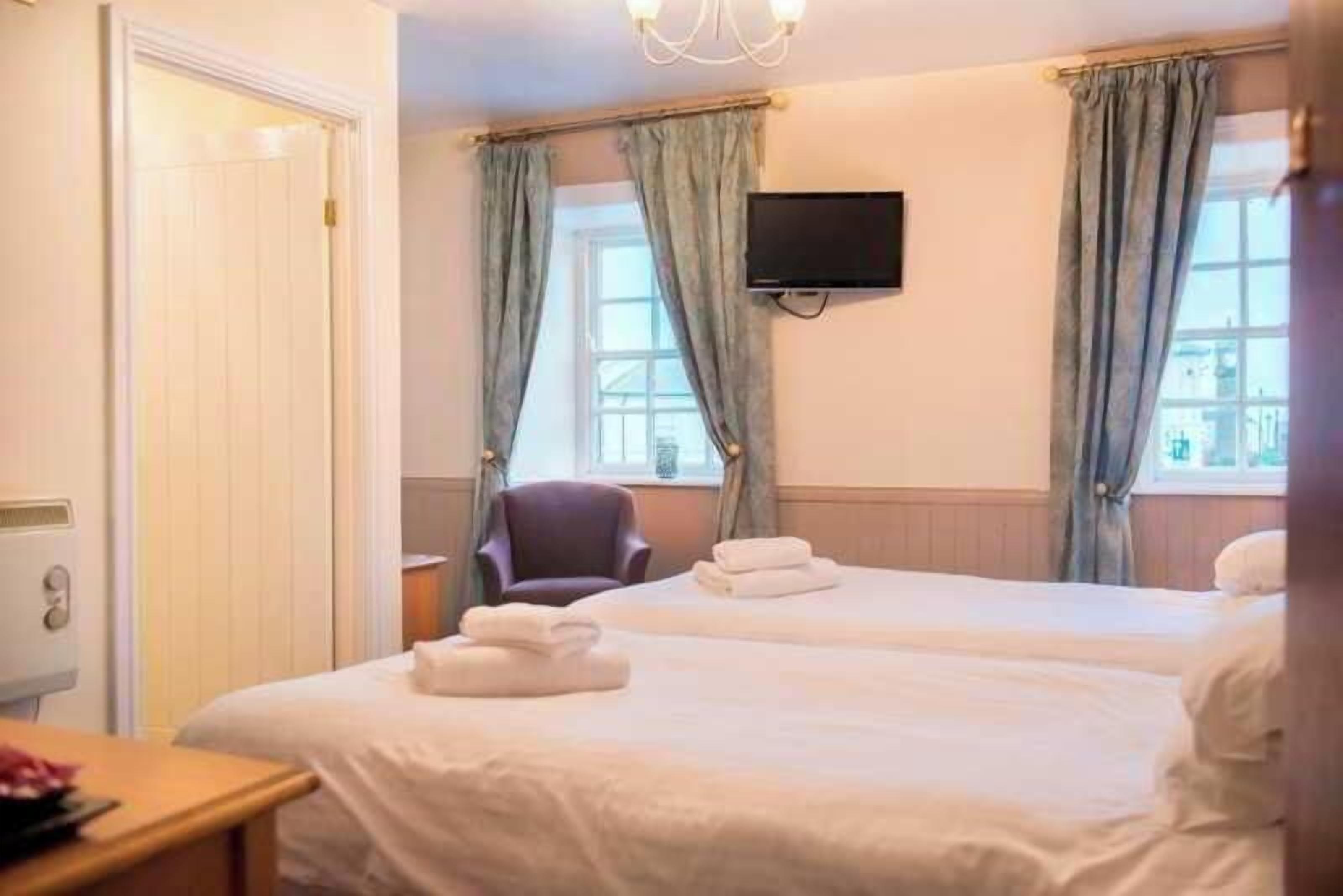 Hypo-allergenic bedding, in-room safe, desk, blackout curtains