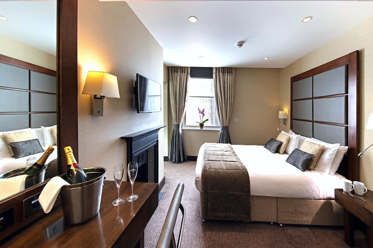 Hypo-allergenic bedding, in-room safe, desk, blackout curtains