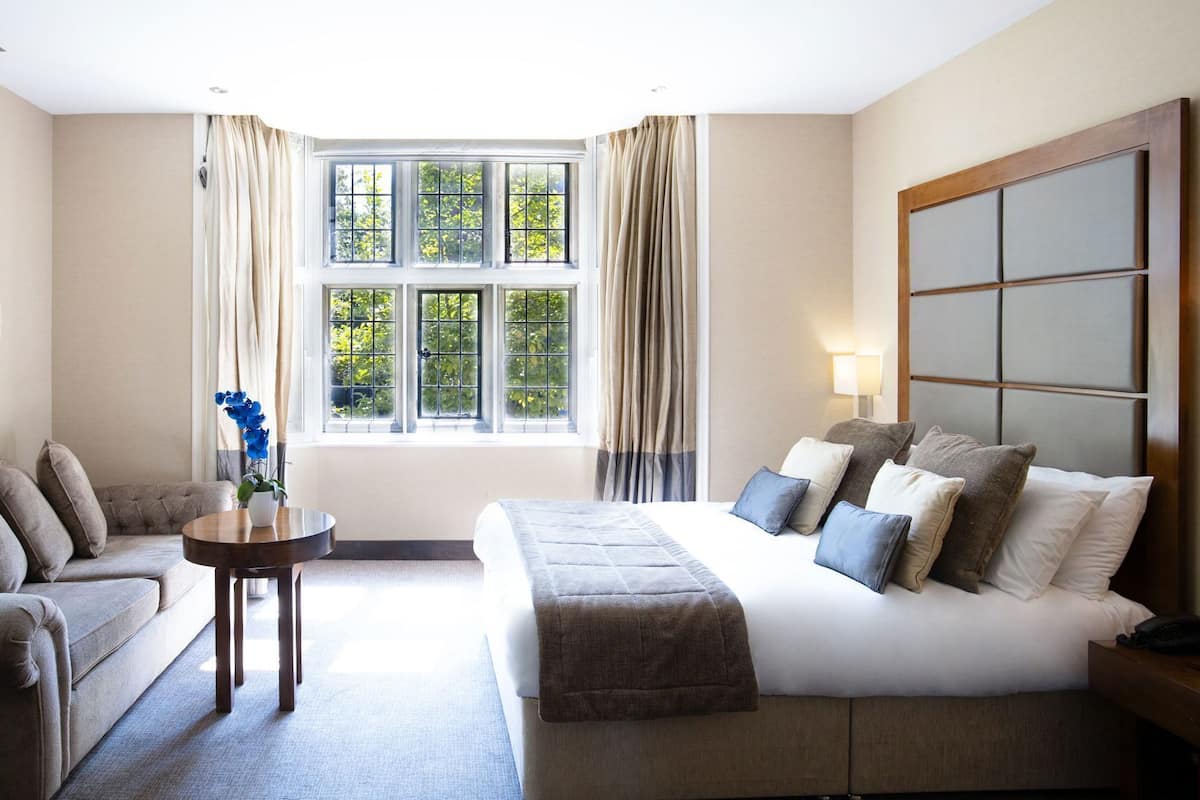 Hypo-allergenic bedding, in-room safe, desk, blackout curtains