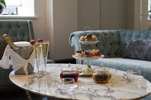 Breakfast, lunch, dinner served; Italian cuisine