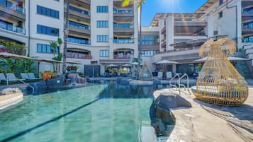 2 Außenpools, Cabañas (kostenlos), Sonnenschirme