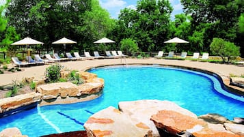 3 piscinas al aire libre, camas de piscina con cargo, sombrillas