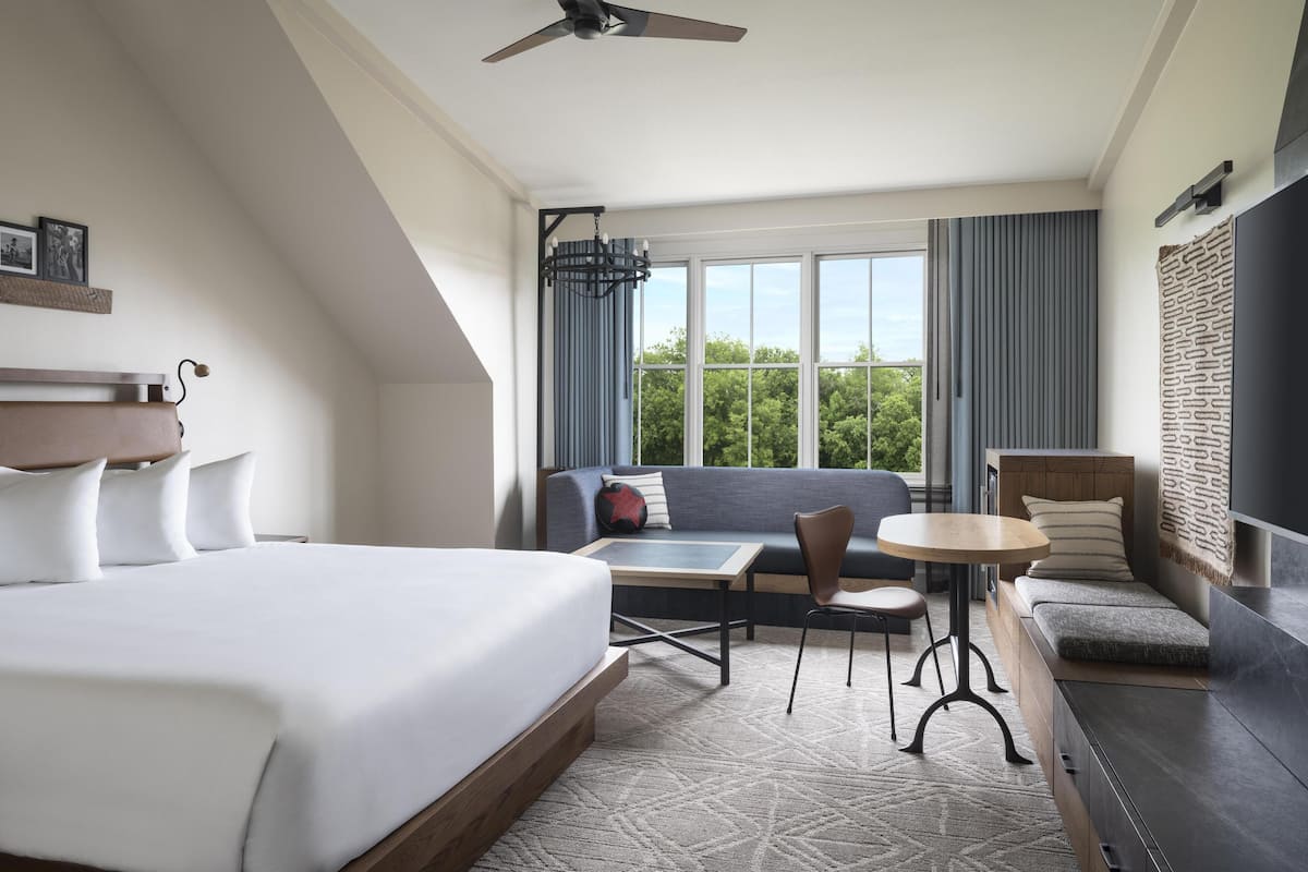 Room, 1 King Bed | Hypo-allergenic bedding, down comforters, pillowtop beds, in-room safe