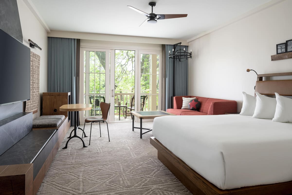 Suite (Crooked River) | Hypo-allergenic bedding, down comforters, pillowtop beds, in-room safe