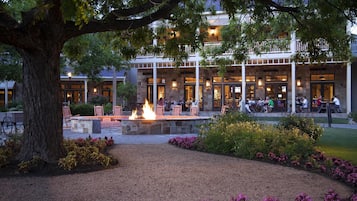 4 restaurants, breakfast served