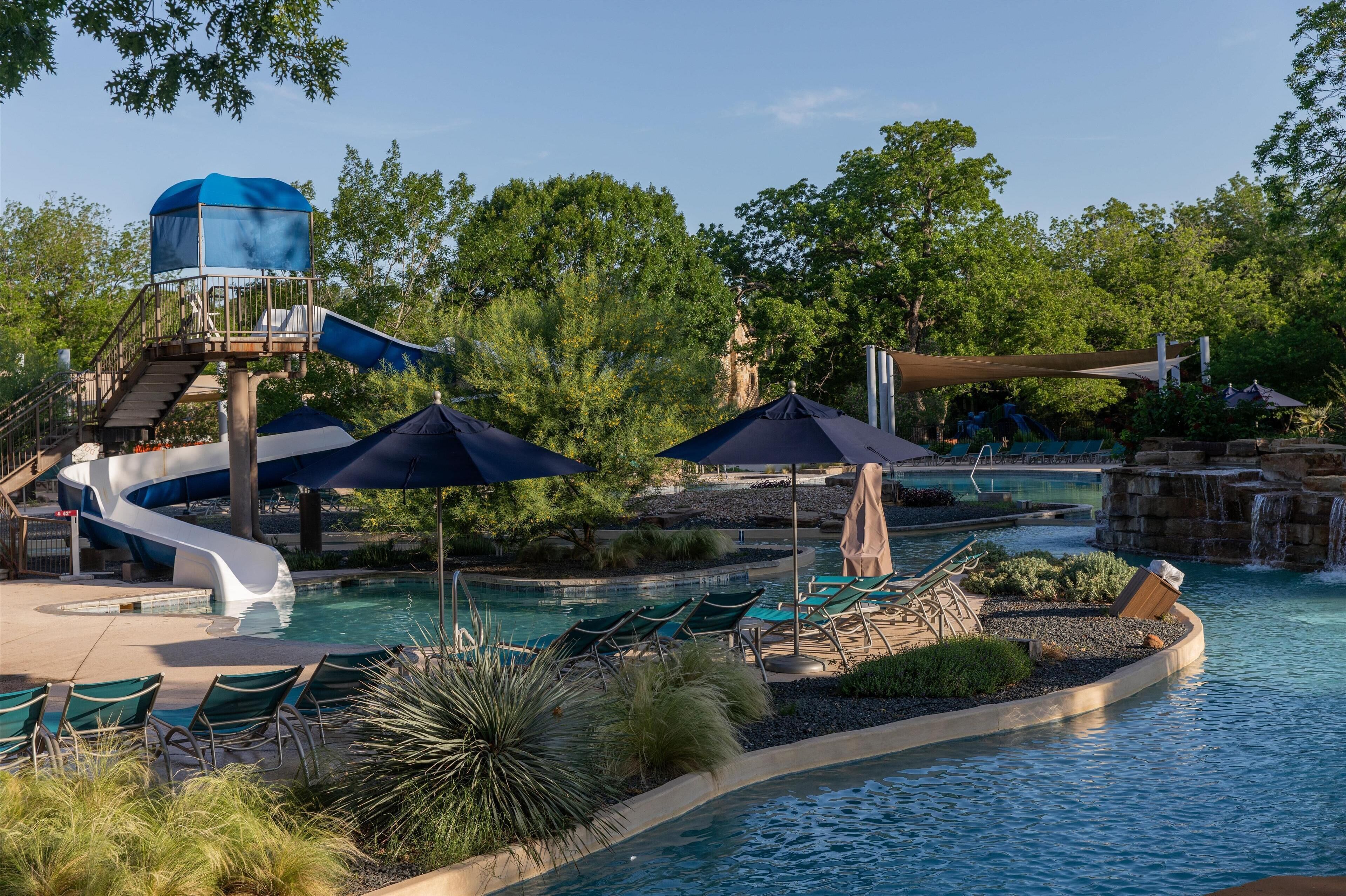 3 buitenzwembaden, zwembadcabana's (toeslag) en parasols bij het zwembad