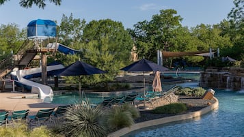 3 buitenzwembaden, zwembadcabana's (toeslag) en parasols bij het zwembad