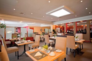 Breakfast, lunch, dinner and brunch served - Protea Hotel by Marriott Windhoek Furstenhof (Windhoek)