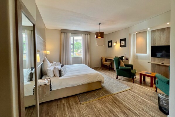 Habitación, 1 cama de matrimonio grande | Ropa de cama de alta calidad, minibar, caja fuerte y escritorio