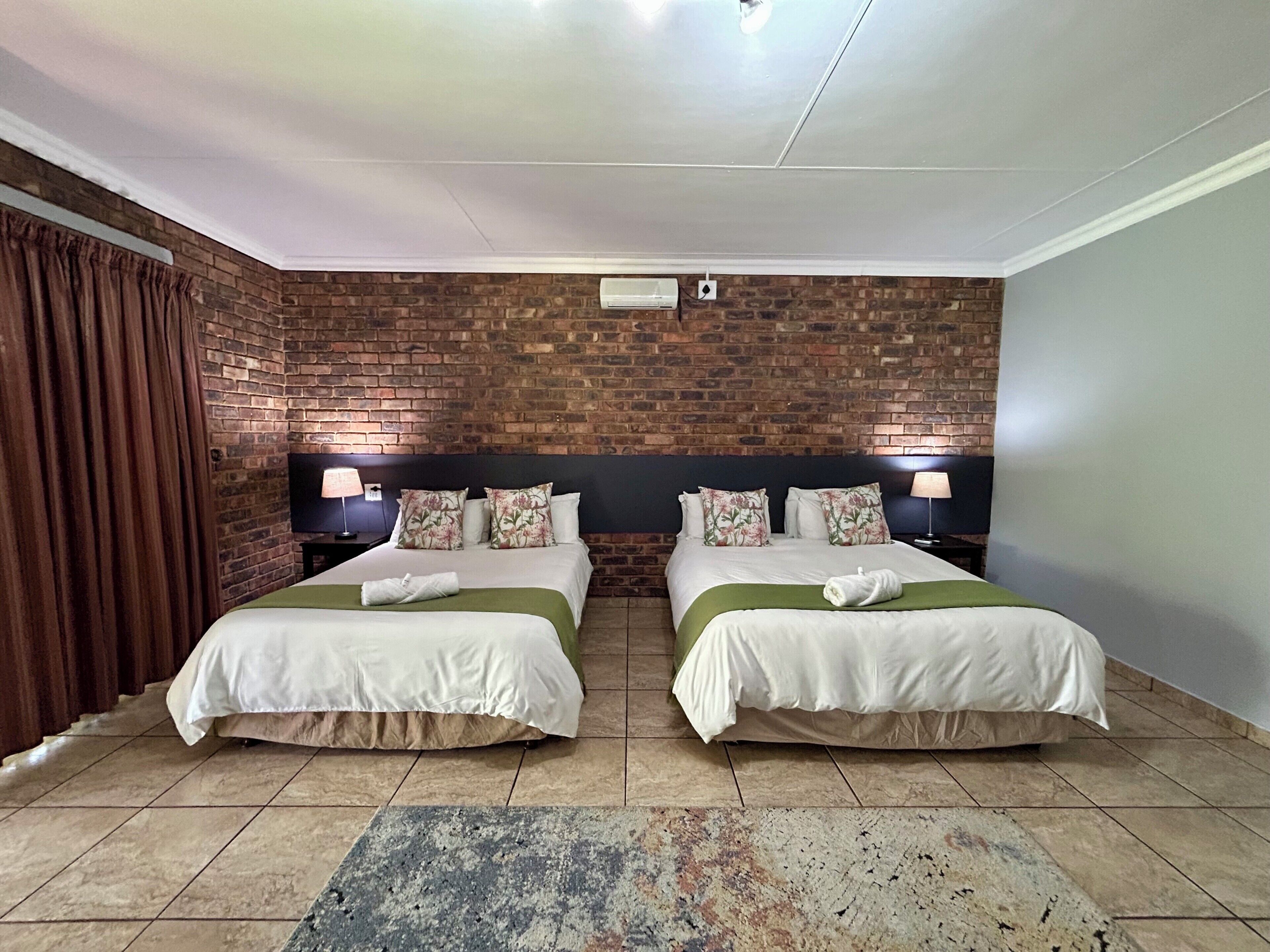 Habitación Deluxe | Ropa de cama de alta calidad y caja fuerte