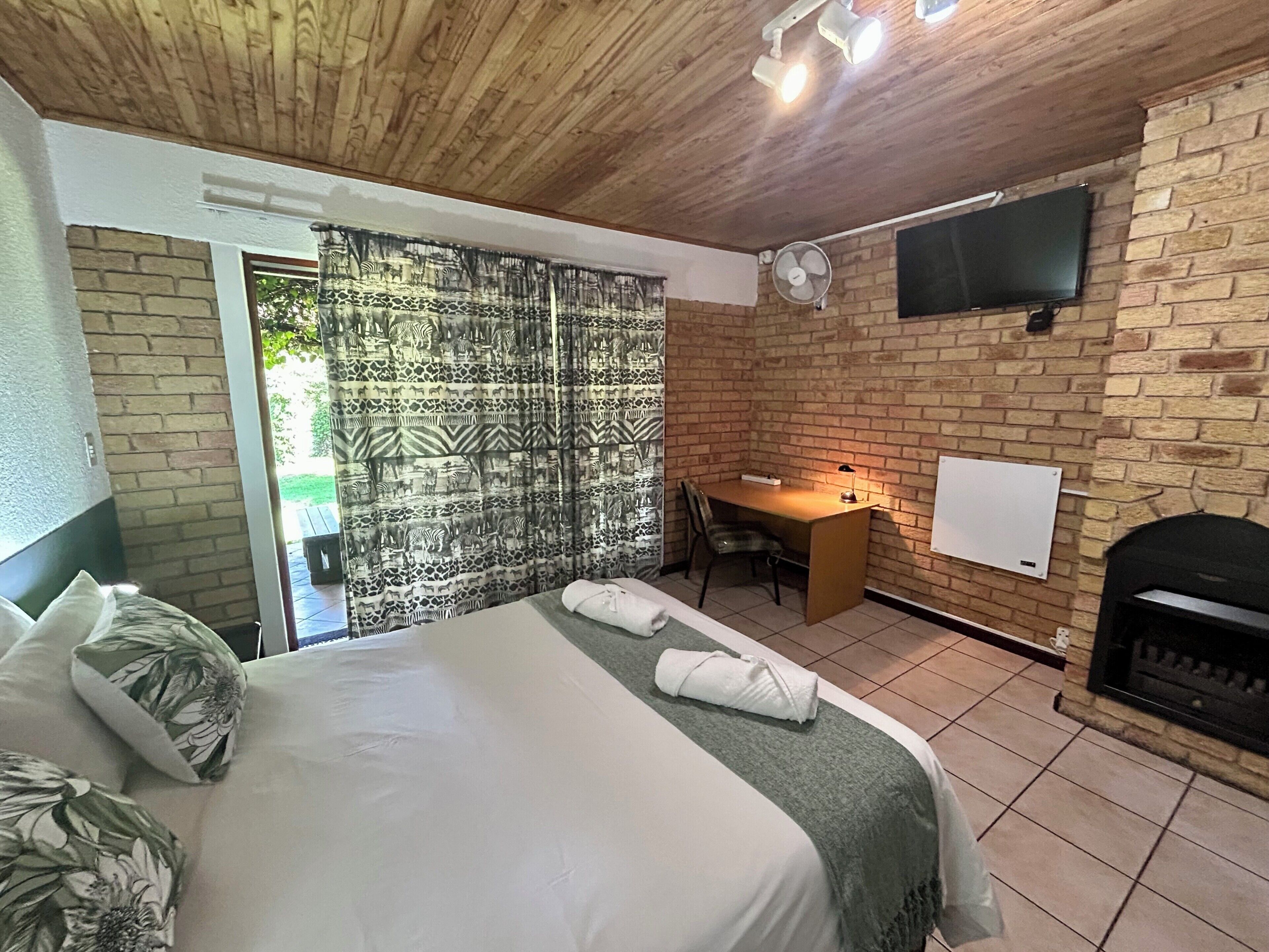 Standard dubbelrum | Sängtillbehör av högsta kvalitet och värdeförvaringsskåp på rummet