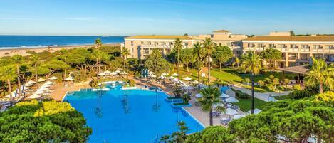 Piscina coberta, 2 piscines a l'aire lliure, para-sols i gandules