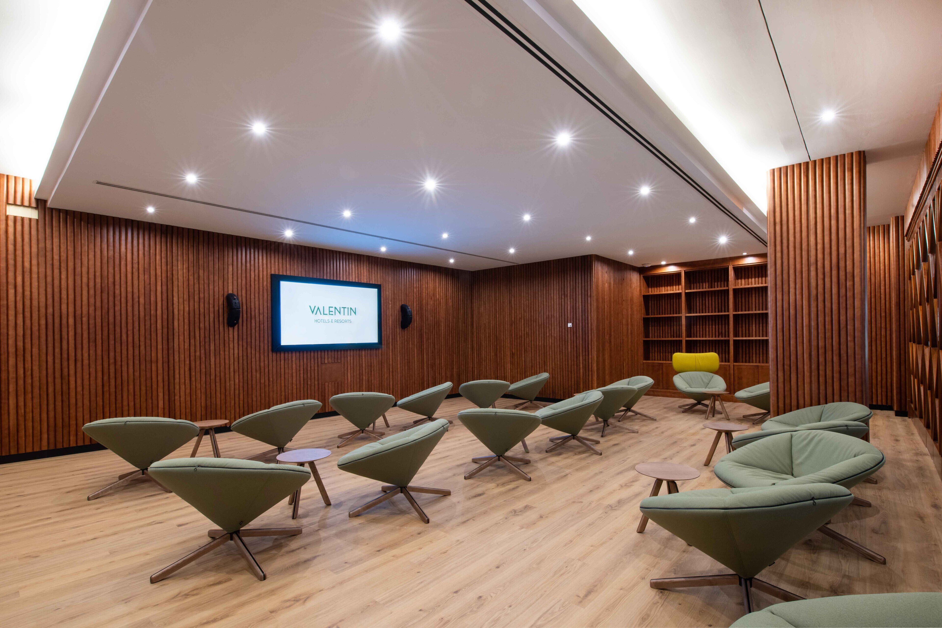 2 bars/lounges, 2 poolside bars, beach bar