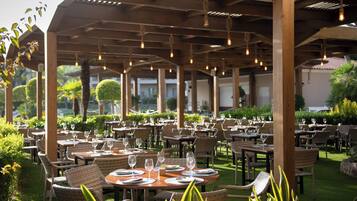 5 restaurantes; se sirven desayunos, almuerzos y cenas