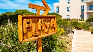 A wooden sign with the word "Playa" indicating a direction. - Valentin Sancti Petri (Chiclana de la Frontera)
