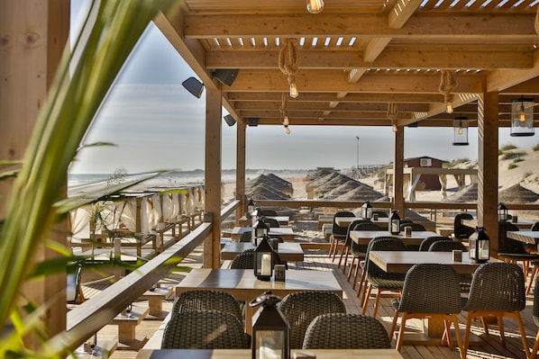 5 restaurants; breakfast, lunch, and dinner served