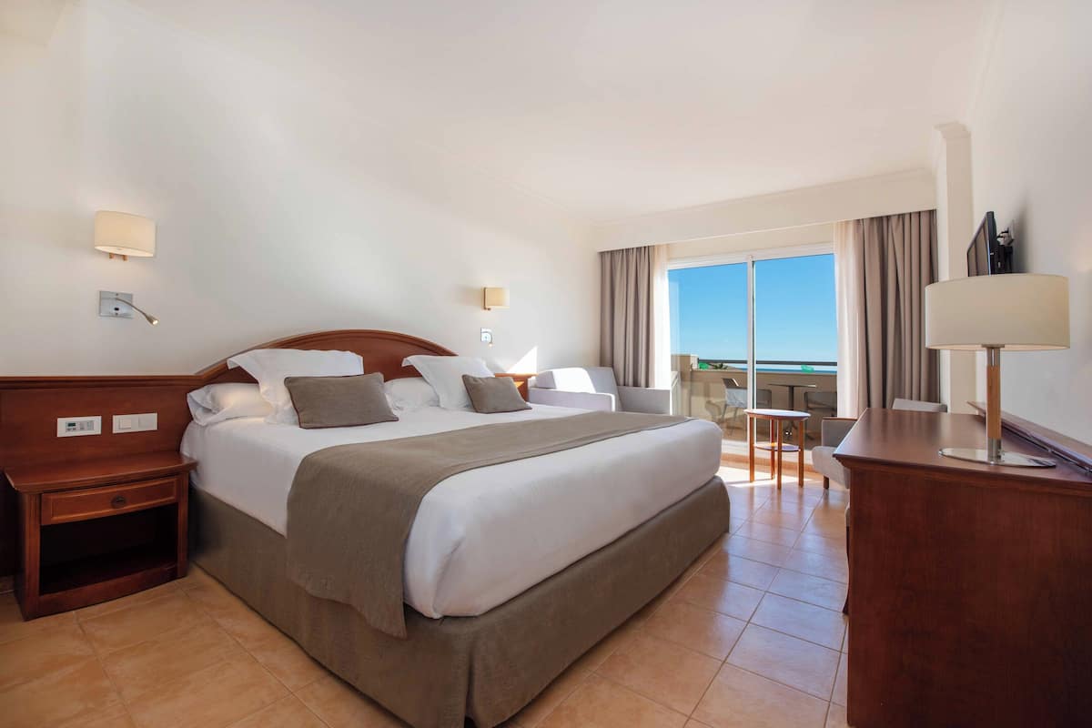 Down duvets, minibar, desk, blackout curtains