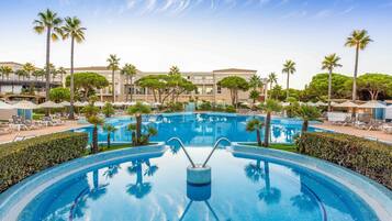 Piscina coperta, 2 piscine all'aperto, ombrelloni da piscina, lettini