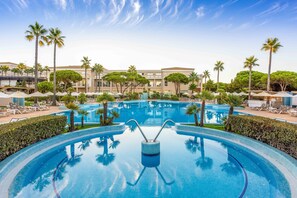 Piscine couverte, 2 piscines extérieures, parasols de plage
