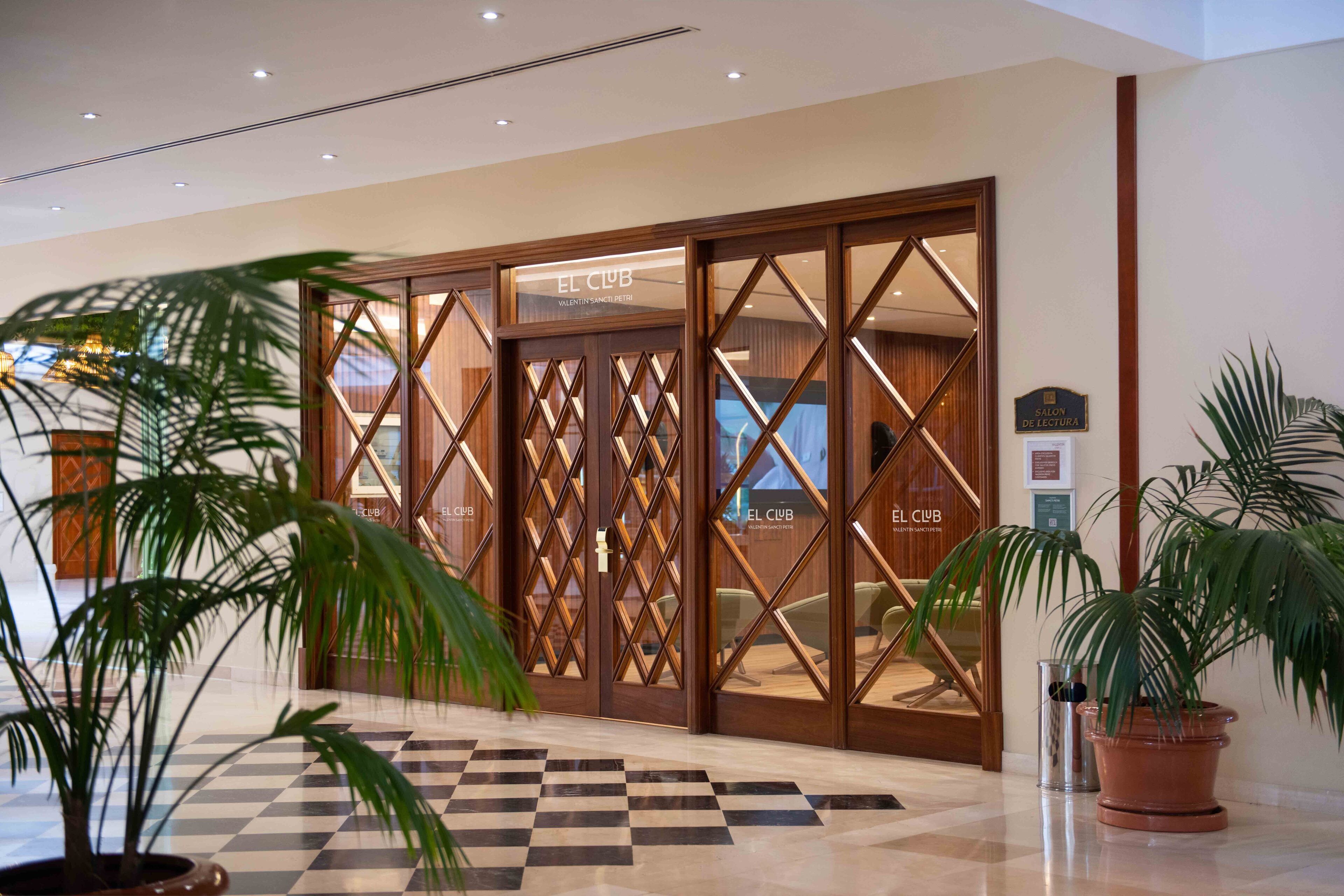 2 bars/lounges, 2 poolside bars, beach bar