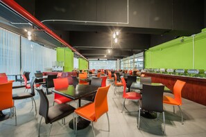 อาหารเช้าแบบบุฟเฟ่ต์ทุกวัน (THB 200 ต่อคน)