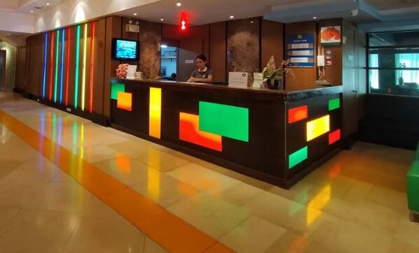 ฝ่ายต้อนรับ