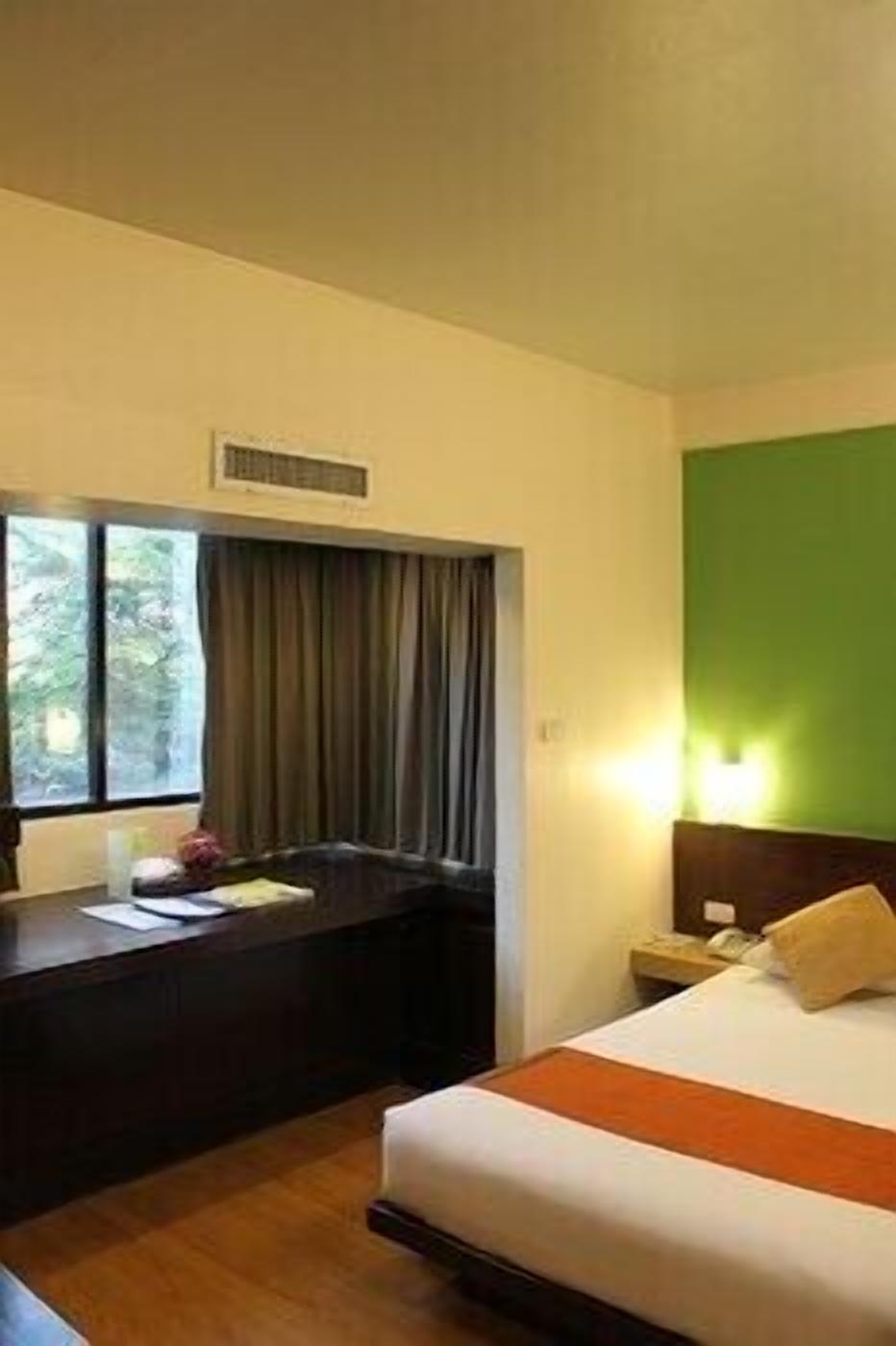 Minibar, in-room safe, desk, iron/ironing board