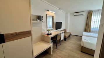 Standard Twin Room | 1 kamar tidur, minibar, brankas, dan meja kerja