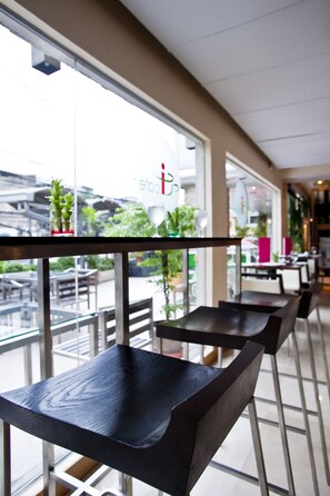 Bar (on property) - Seasons Siam Hotel (Bangkok)