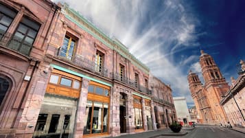 Vista frontal de la propiedad