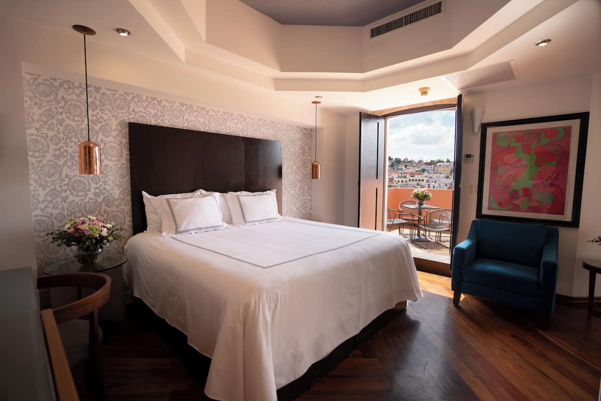 Standard Room, 1 King Bed, City View | Premium bedding, minibar, in-room safe, iron/ironing board