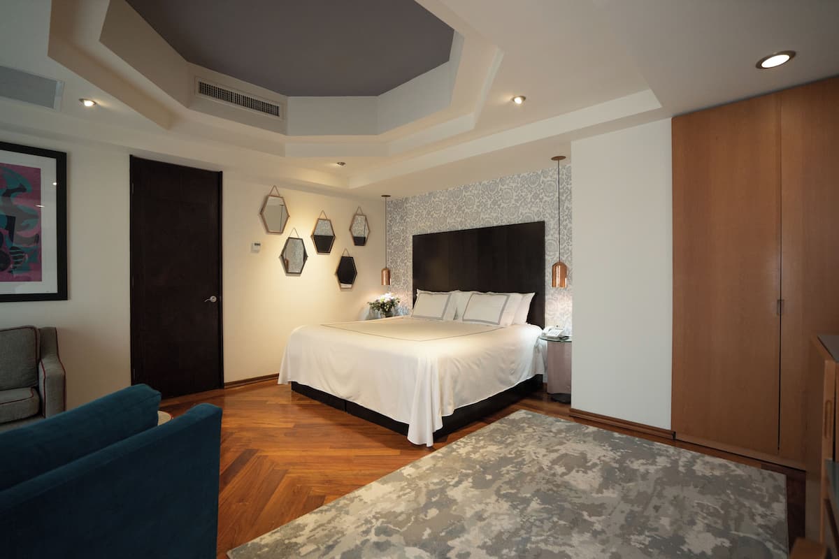 Standard Room, 1 King Bed | Premium bedding, minibar, in-room safe, iron/ironing board